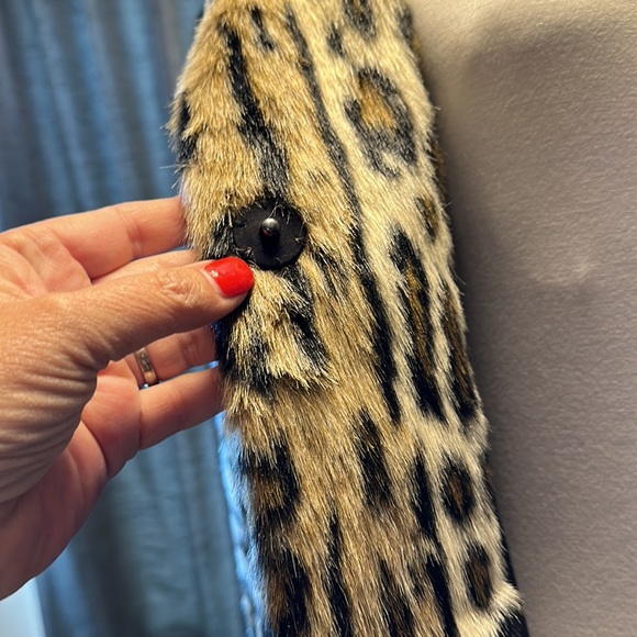 Ann Taylor Hooded Faux Fur Leopard Jacket in New Condition. Worn Once Size S - Picture 5 of 6